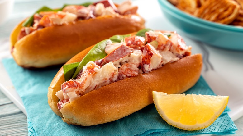 lobster roll with lemon wedge