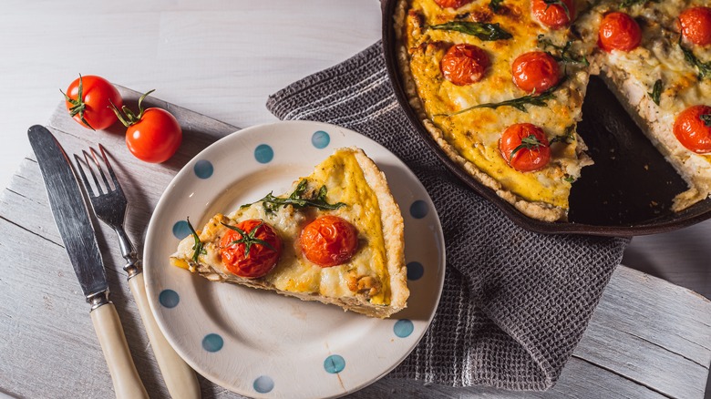 Quiche made with tomatoes and arugula