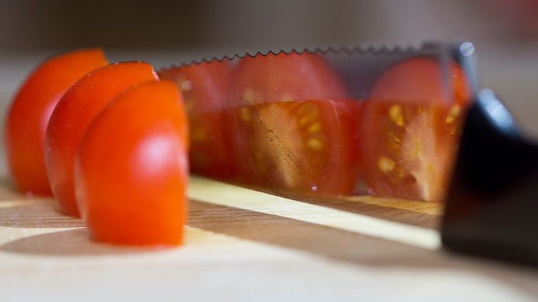 serrated knife with tomatoes