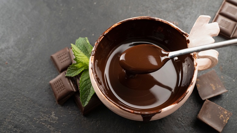 Melted chocolate in bowl