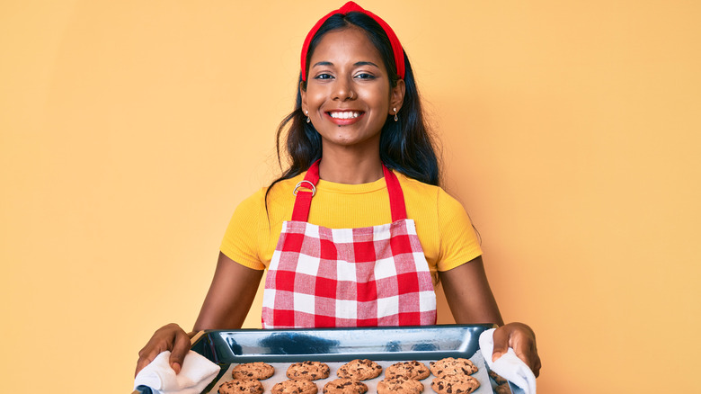 woman holding cooling cookies