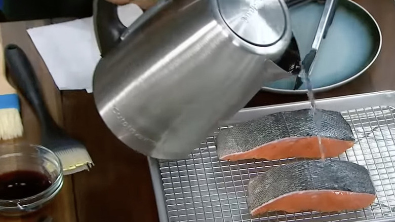 Removing skin from salmon fillets 