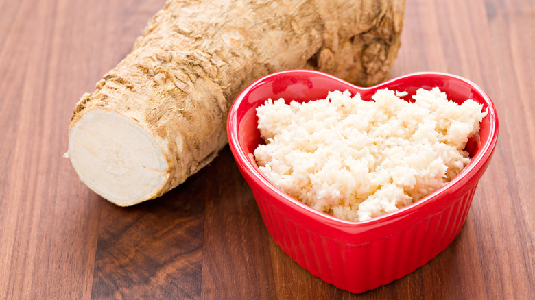 Grated fresh horseradish root