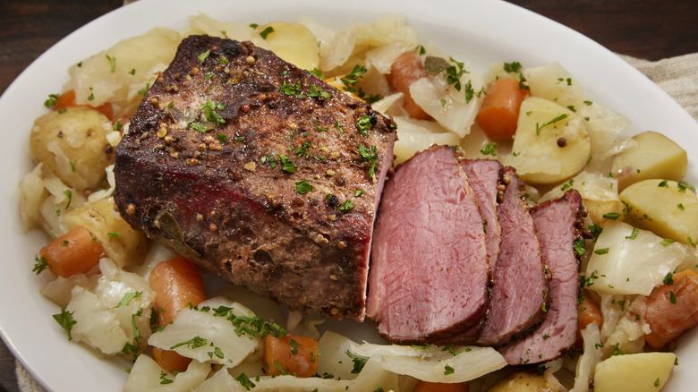 Slow cooker corned beef with potatoes and carrots