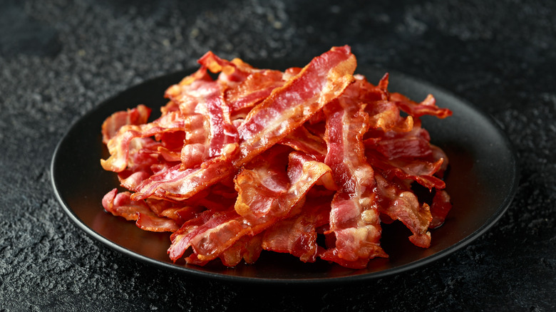https://www.tastingtable.com/img/gallery/the-bowl-trick-for-shatteringly-crisp-bacon-in-the-microwave/intro-1681044887.jpg
