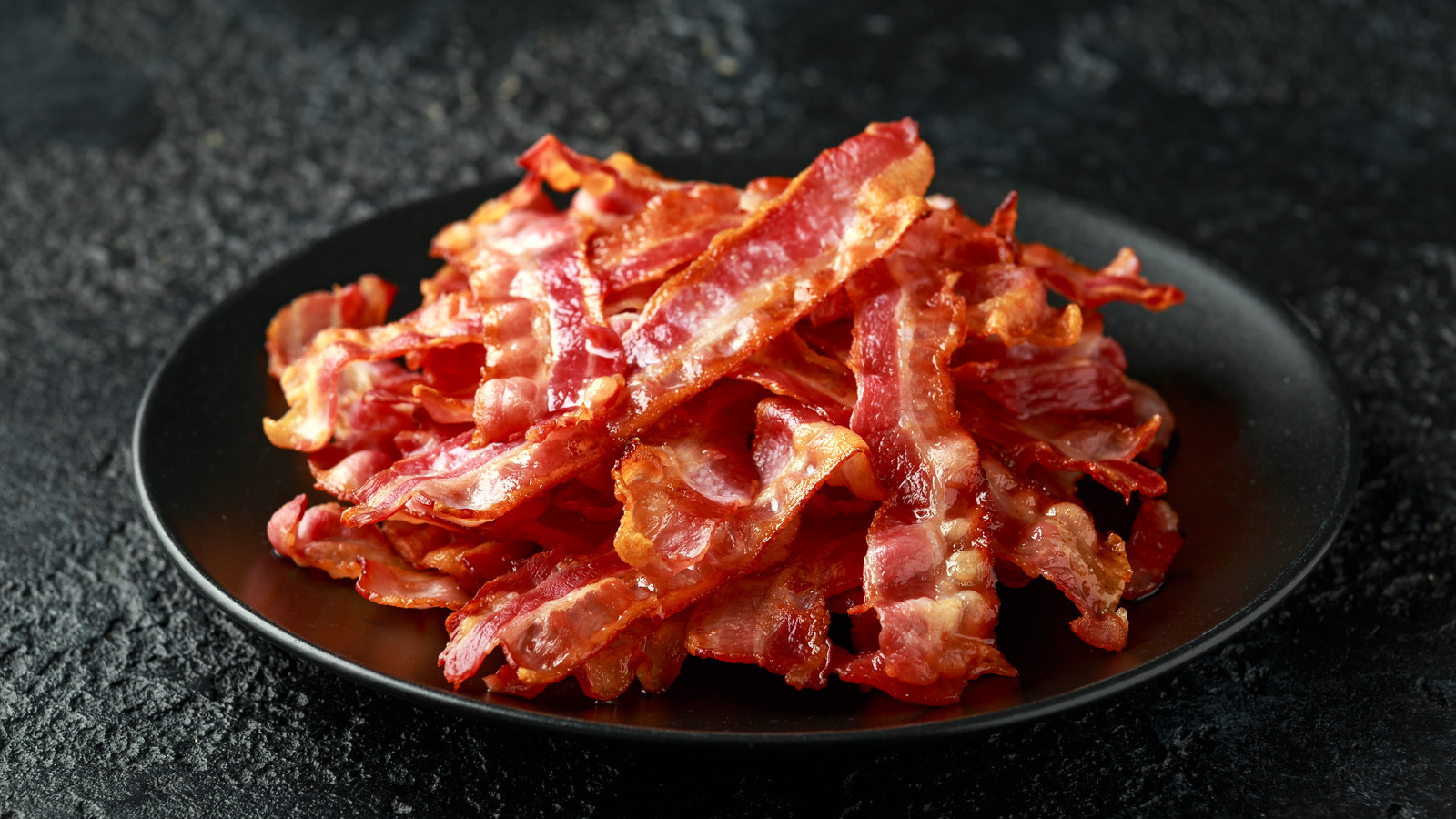 https://www.tastingtable.com/img/gallery/the-bowl-trick-for-shatteringly-crisp-bacon-in-the-microwave/l-intro-1681044887.jpg