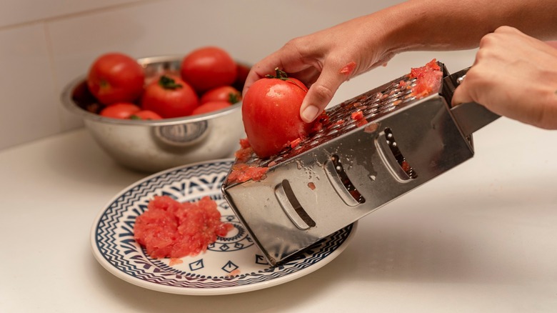 grating a tomato