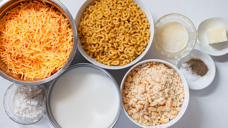 Overview of ingredients for crunchy mac and cheese 