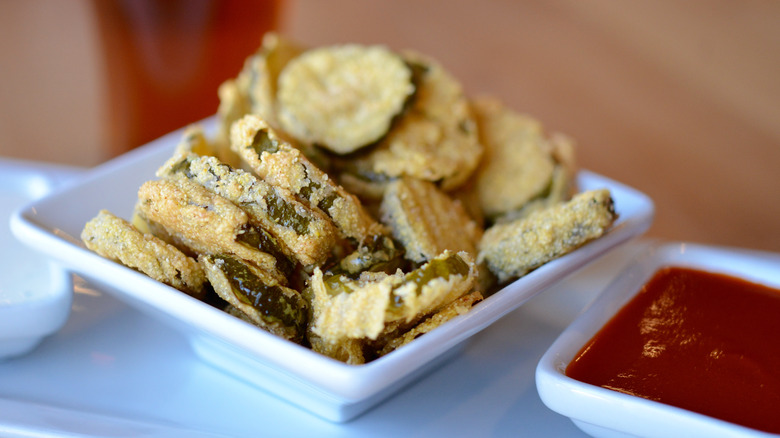 Breaded pickles with sauce