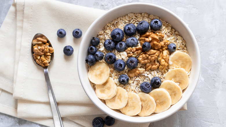 oatmeal with blueberries and banana