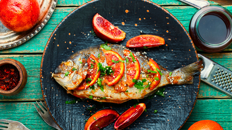 Grilled fish with grapefruit slices