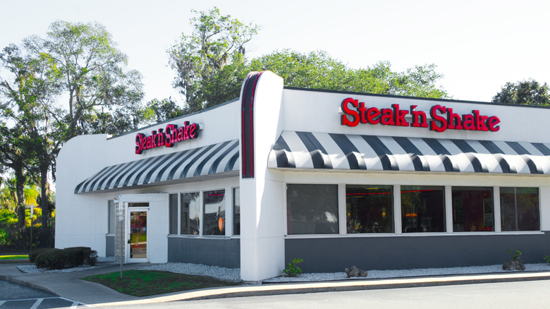 Exterior of a Steak n Shake restaurant