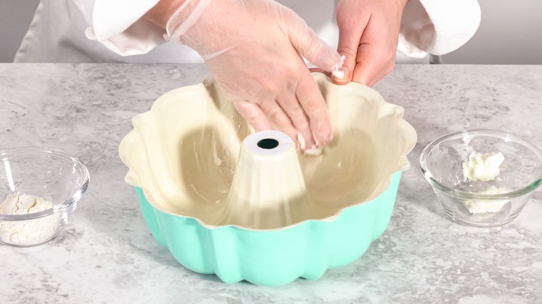 greasing bundt pan with shortening and flour