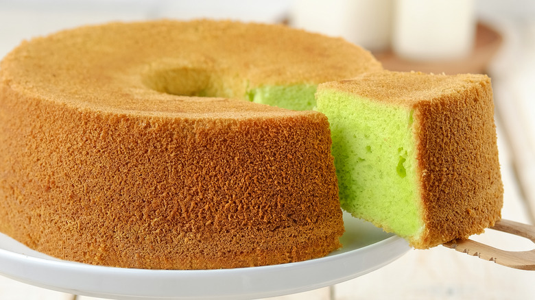 Pandan chiffon cake with volume