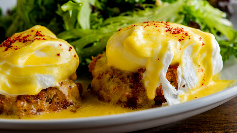 crab cake eggs Benedict