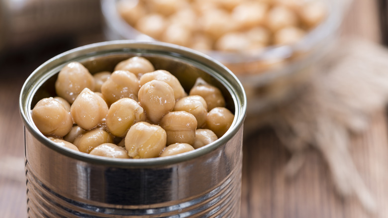 Chickpeas in can