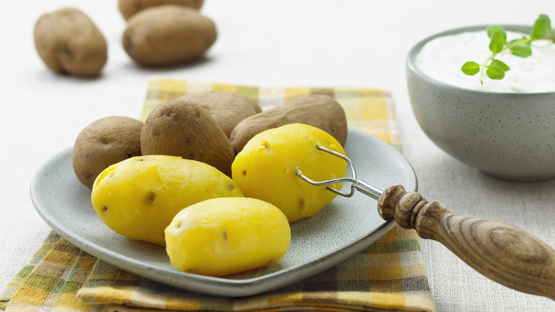 peeled and unpeeled potatoes