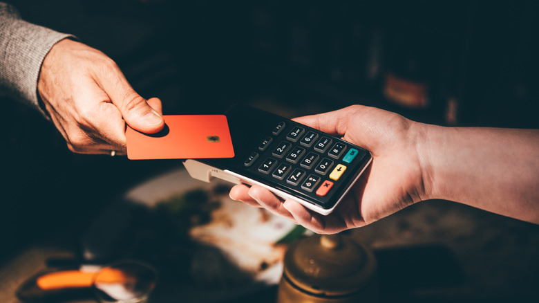 A person paying contactless