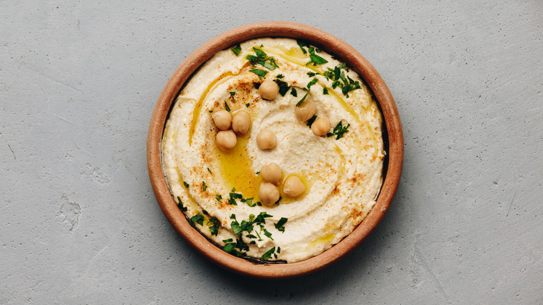 bowl of hummus 