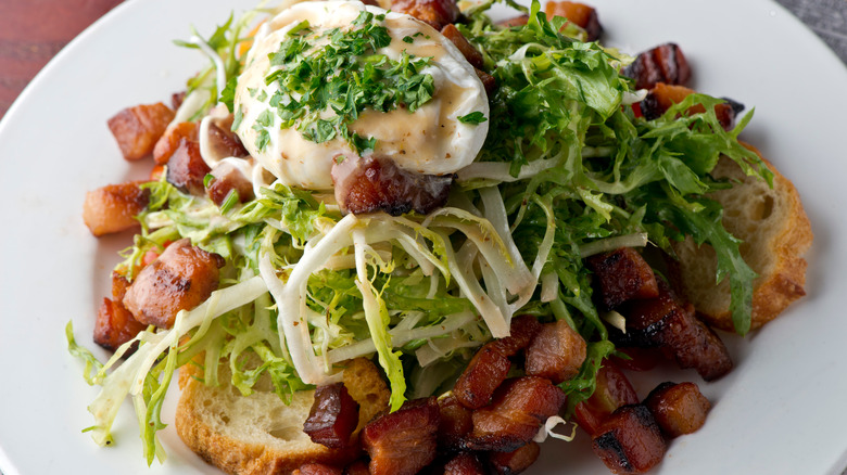 Lyonnaise salad in bowl