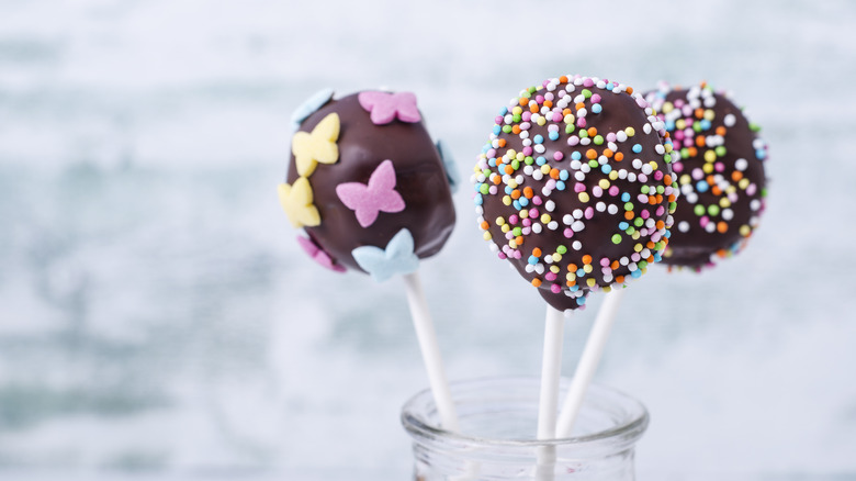 Cake pops with chocolate