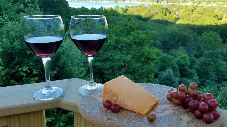 red wine and cheddar cheese 