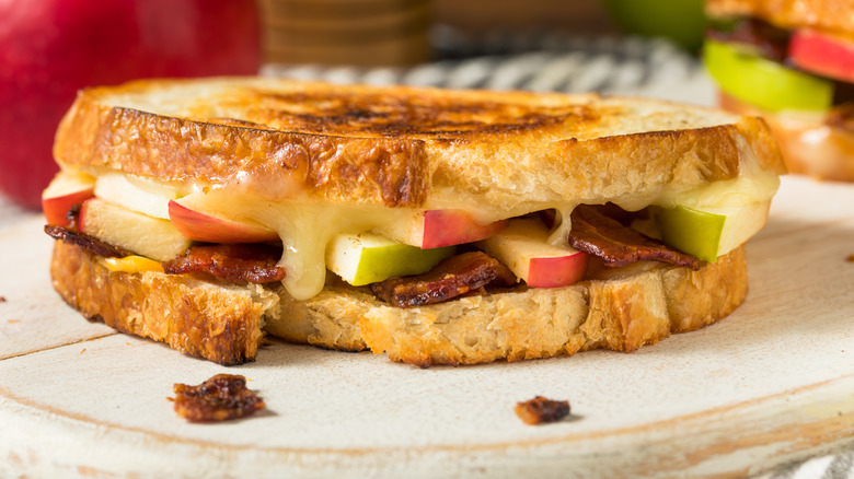 Grilled cheese with bacon and apple 