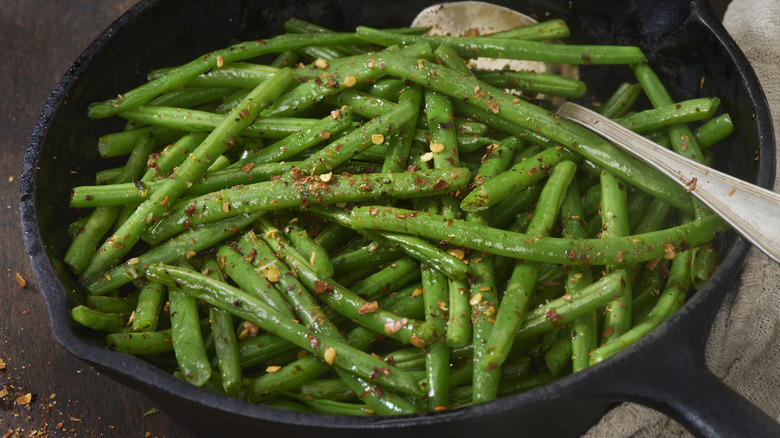 green beens in skillet