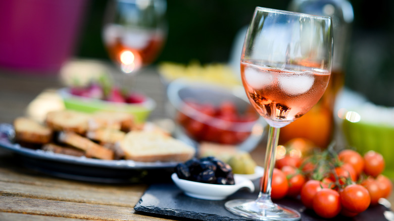 rose wine with ice cubes