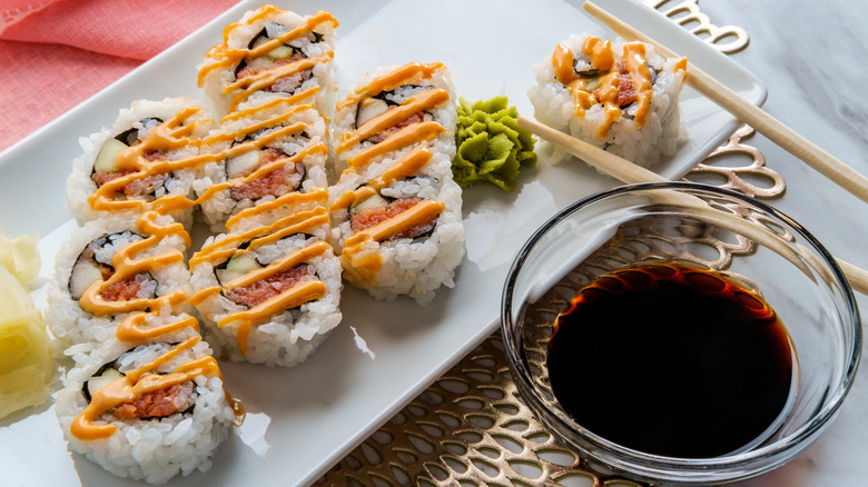 Sushi roll with spicy mayo