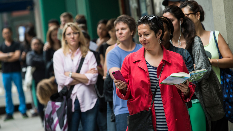 people waiting in line for cronut