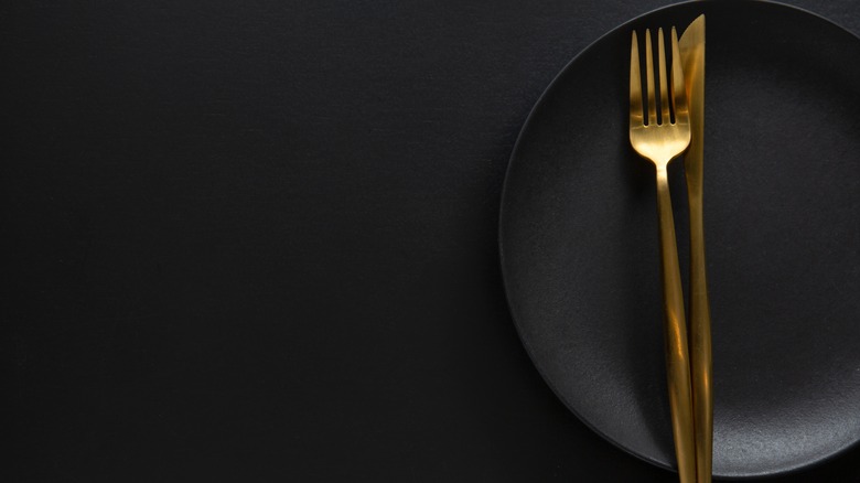 Black plate gold fork knife