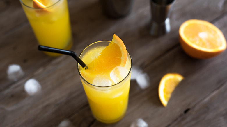 Screwdriver cocktails with ice