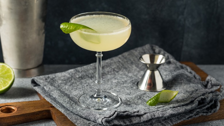gin gimlet cocktail