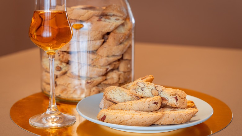 Vin Santo wine and cookies