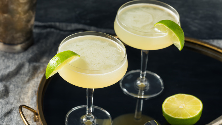 margarita with lime wedge
