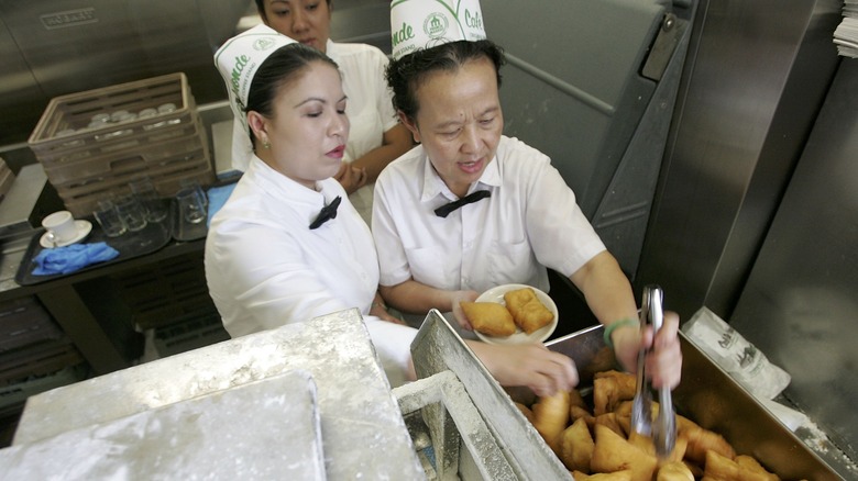 beignets at cafe du monde