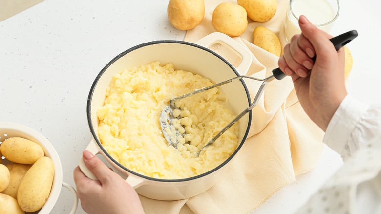 bowl of mashed potatoes