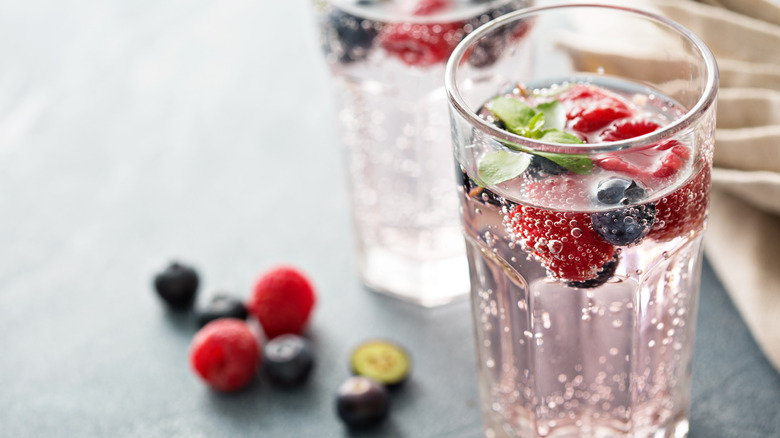 sparkling water with berries