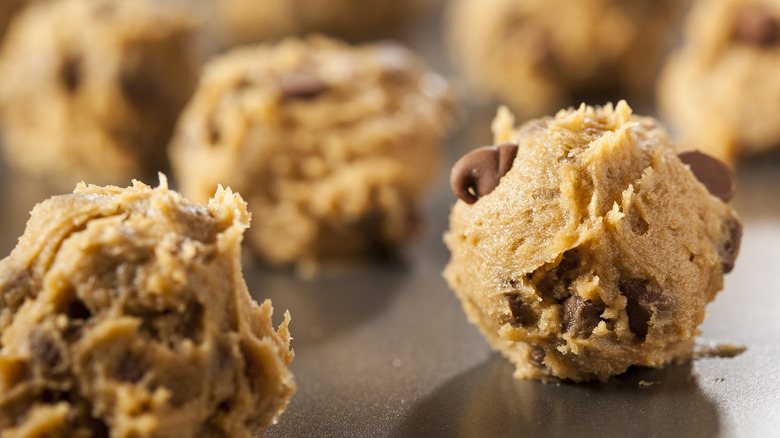 balls of unbaked cookie dough