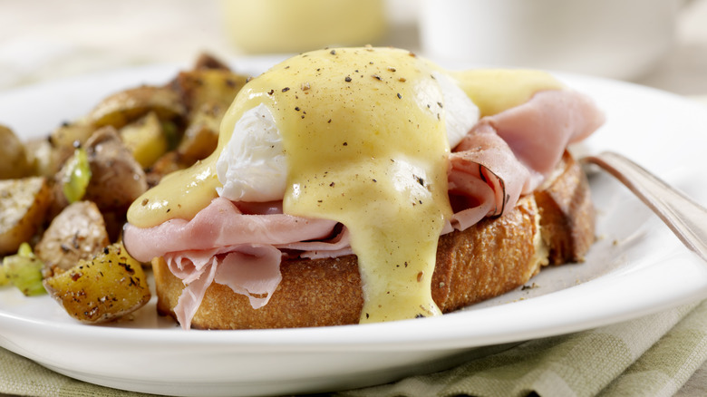 Eggs benedict with hollandaise sauce