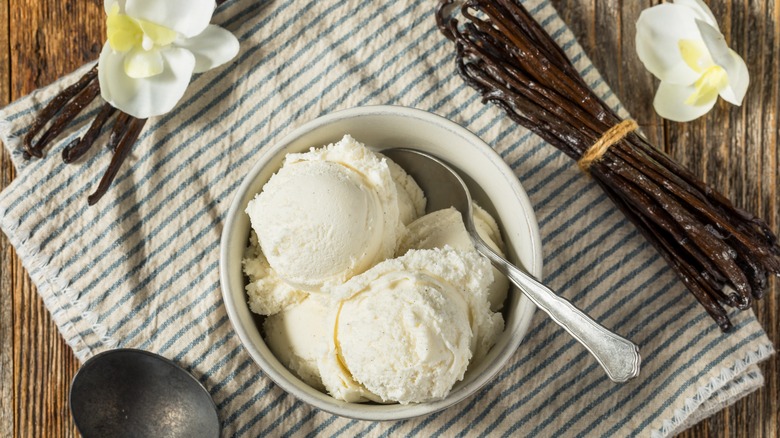 vanilla ice cream and vanilla pods