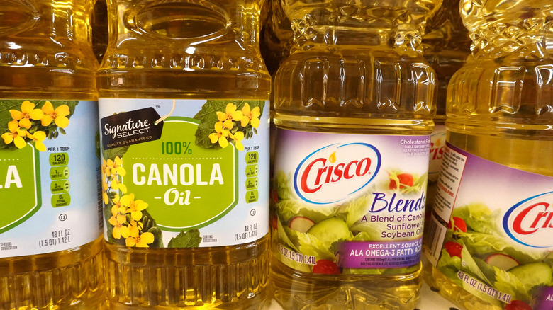 Grocery display of cooking oils