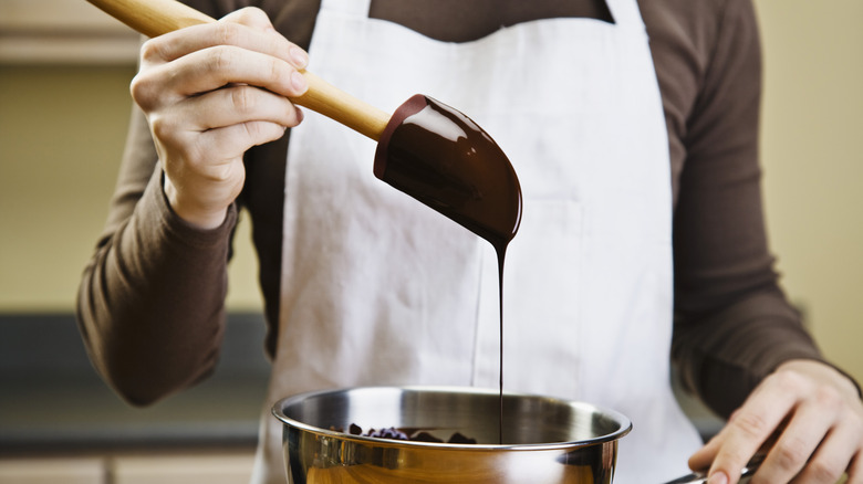 Melted chocolate in bowl