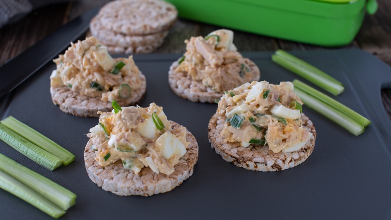 Tuna salad with egg on rice cakes