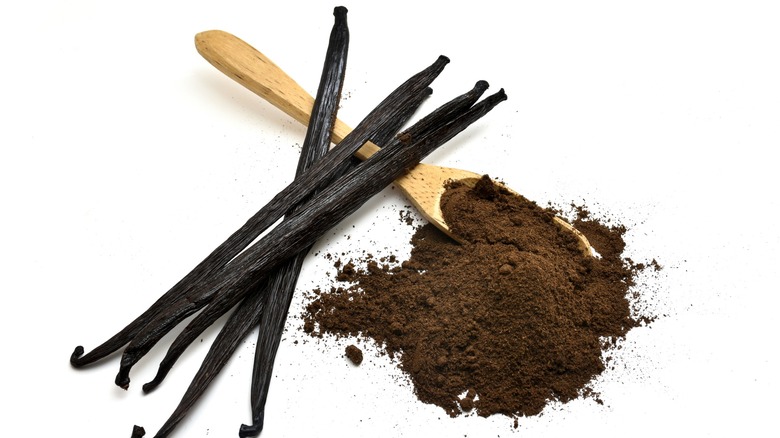 Dried vanilla sticks and powder