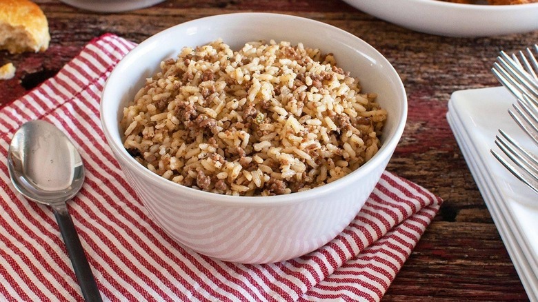 a bowl of cajun rie