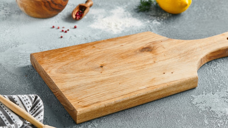 https://www.tastingtable.com/img/gallery/the-easy-way-to-sanitize-your-wooden-cutting-boards/intro-1680112989.jpg