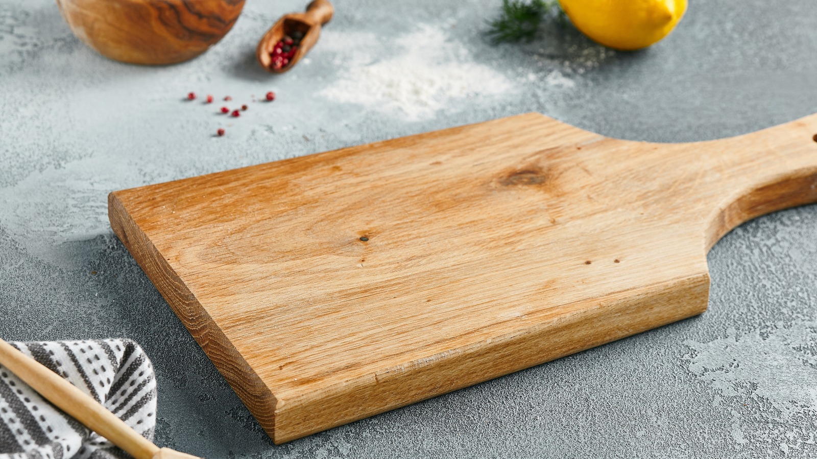 https://www.tastingtable.com/img/gallery/the-easy-way-to-sanitize-your-wooden-cutting-boards/l-intro-1680112989.jpg