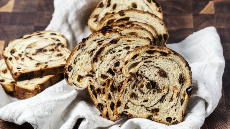 Cinnamon raisin bread roll